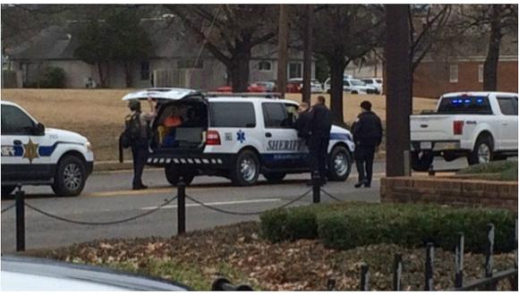 EE.UU.: Detienen al hombre armado que tomó rehenes en un campus universitario de Alabama