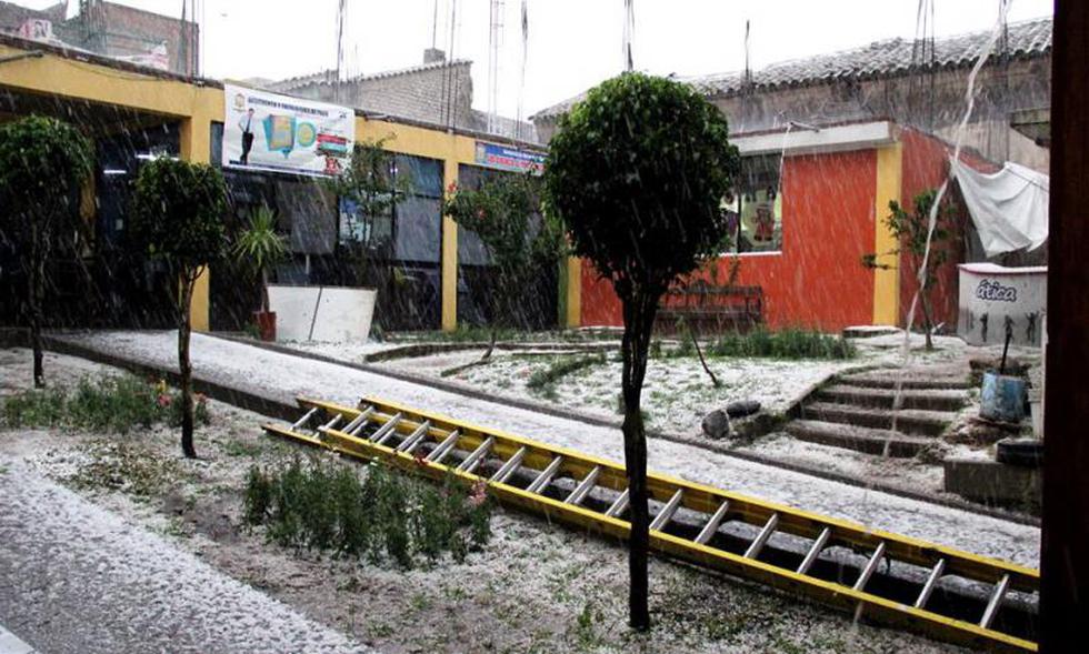 Granizada y torrencial lluvia afectan viviendas y calles en Ayacucho