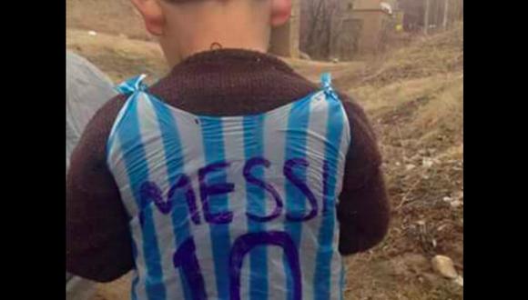Conmovedor: Niño fan de Lionel Messi usa bolsa como su camiseta