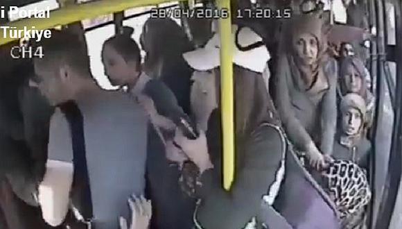 YouTube: Mujeres agarran a golpes a presunto acosador en ómnibus (VIDEO)