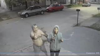 Un joven ladrón es obligado a mostrar su rostro a una cámara tras ser amenazado con un machete (VIDEO)