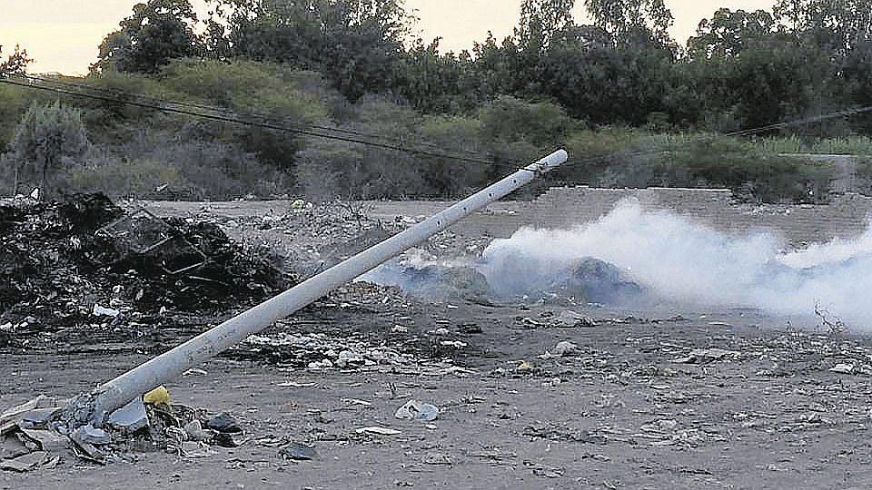 Municipio de Ica quema toneladas de basura frente a colegio y universidad
