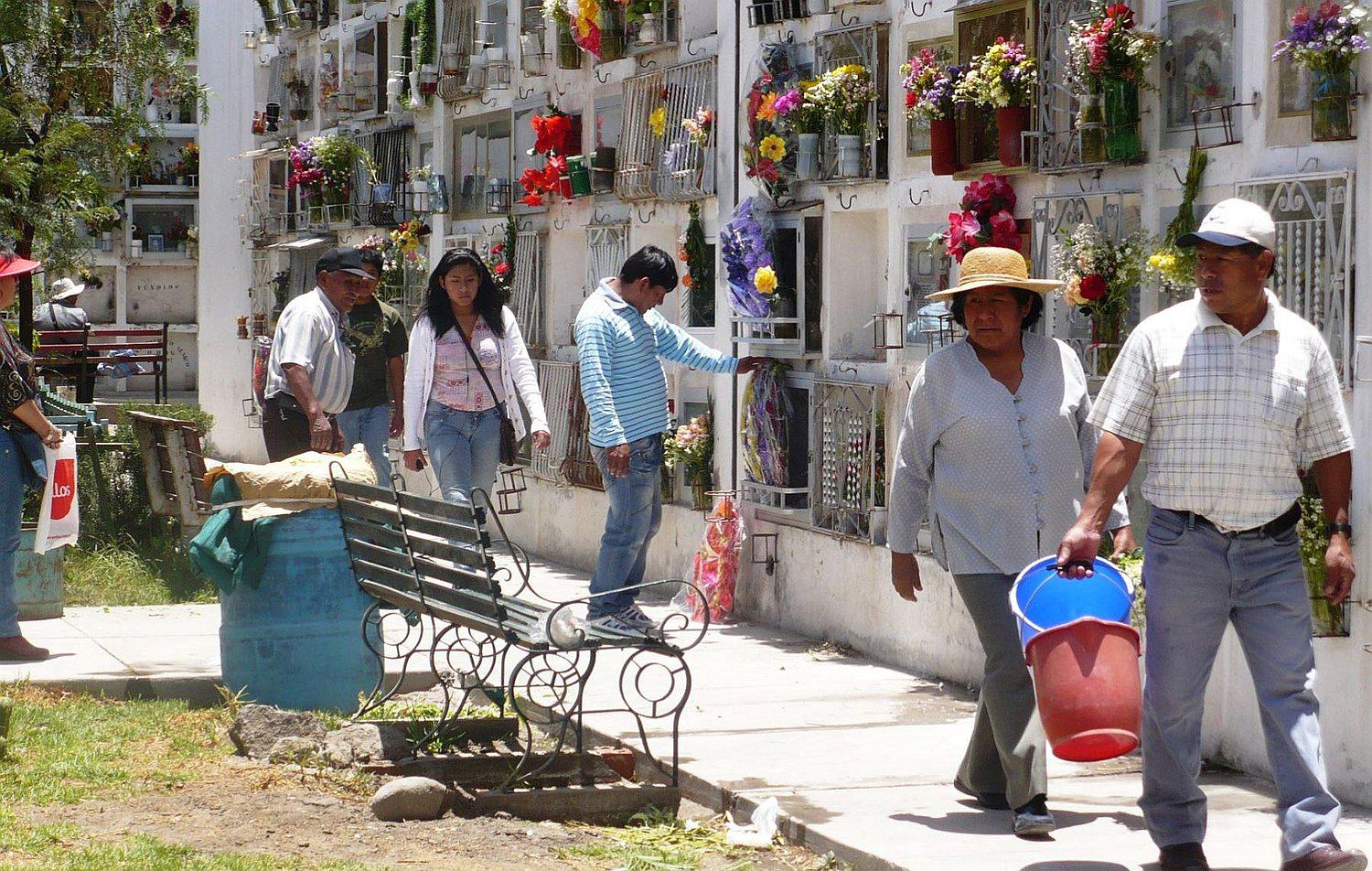 Puno vive Todos los Santos con tómbolas y tradiciones familiares