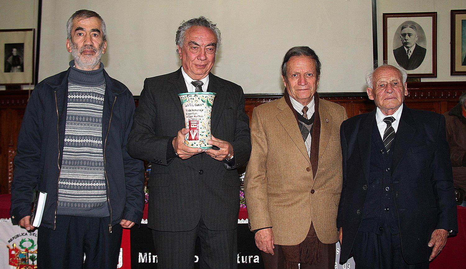 Rinden homenaje al poeta y escritor cusqueño William Hurtado