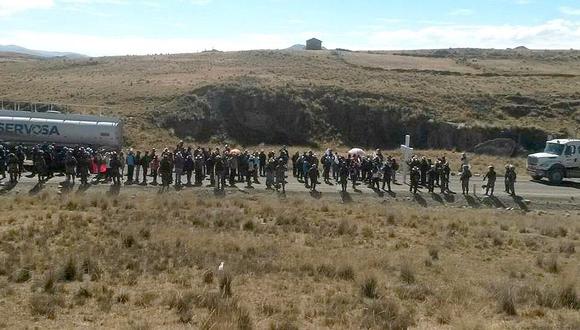 Maestros huelguistas y Policía se enfrentan en Espinar - Cusco (FOTOS)