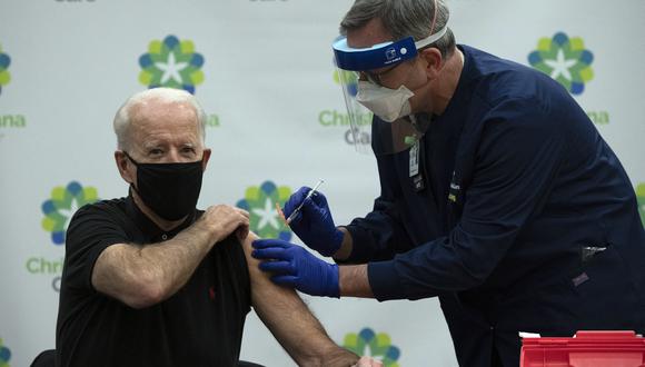 Biden, de 78 años, recibió sus dos dosis antes de asumir el mando en enero. (Foto: JIM WATSON / AFP)