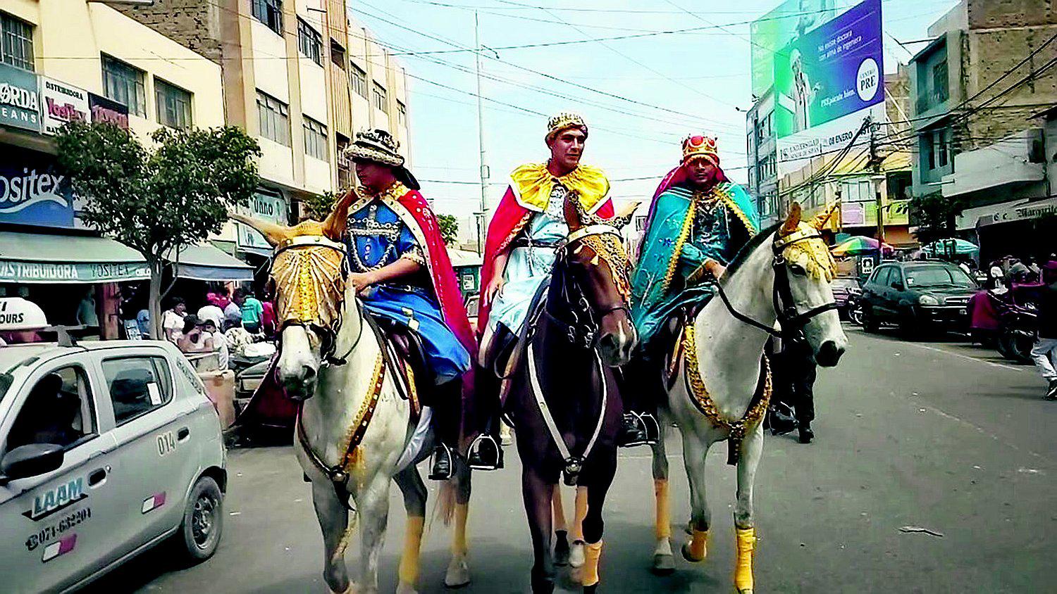 Policías vestidos de reyes magos recorrieron las calles de Chiclayo (VIDEO) 