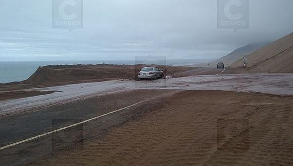 Carretera costanera afectada por deslizamientos de lodo por lluvias