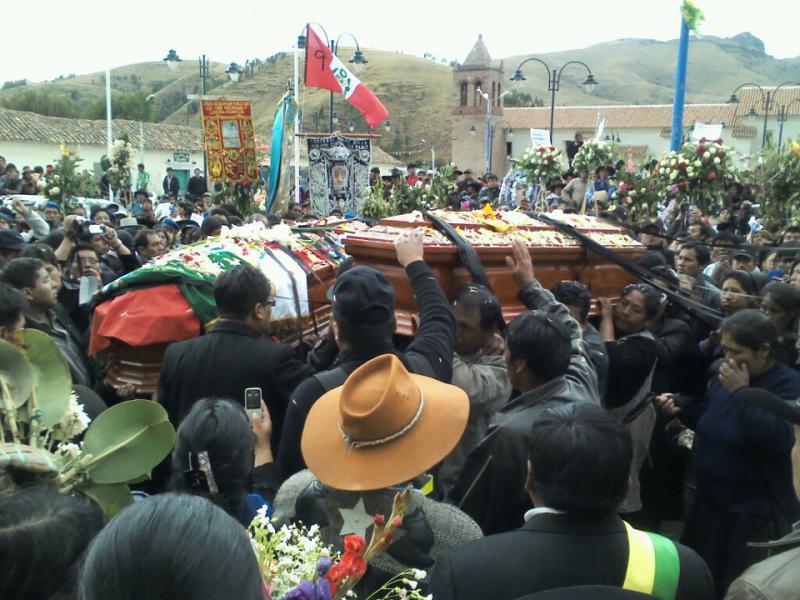 Tras accidente en Cusco: entierran restos de alcalde de San Pablo y esposa 
