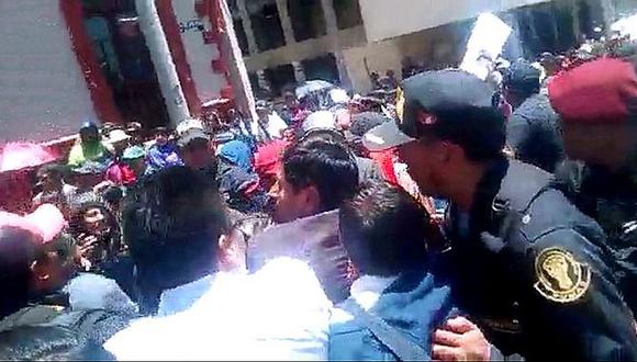 Manifestantes son agredidos por policías en Puno