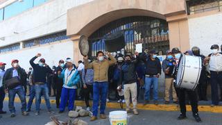 Obreros de construcción civil protestan frente a comuna de Arequipa