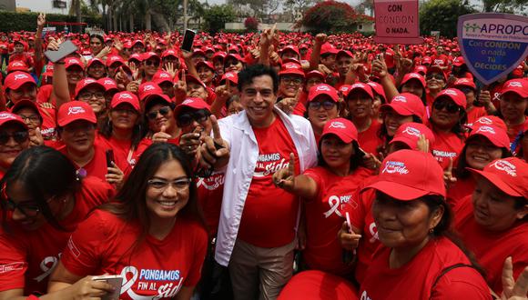 Ernesto Pimentel en campaña contra el VIH.