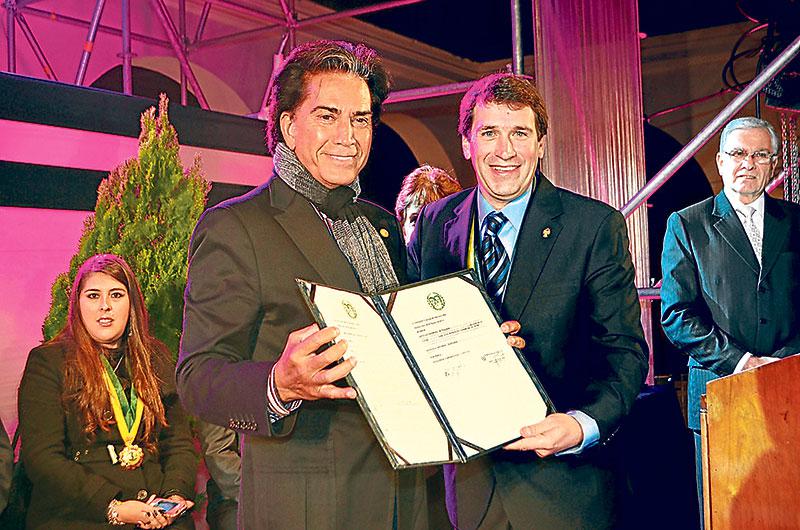 Más condecoraciones: Cantante José Luis Rodríguez 'El Puma' recibió homenaje en Pueblo Libre 