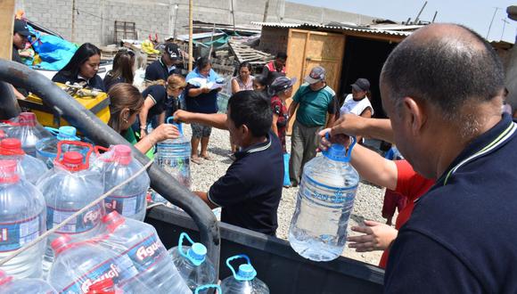 Voluntariado de Hidrandina apoyaron con la entrega de víveres y bidones conteniendo agua potable a familias del centro poblado Alto Trujillo.