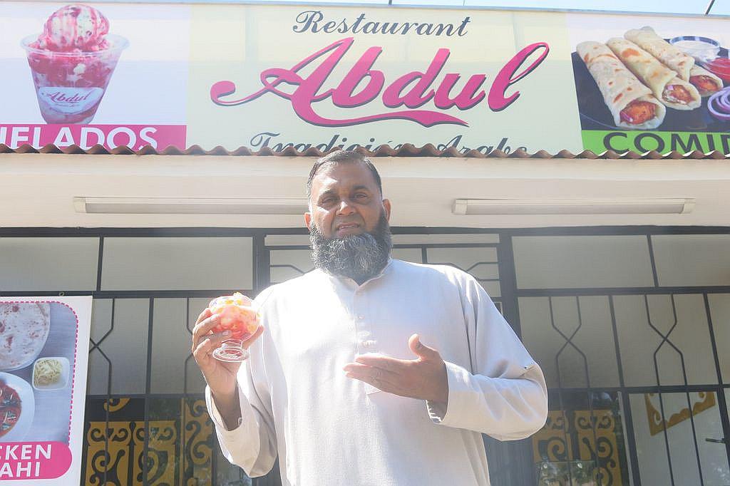 Pakistaní con habilidades para la cocina encontró un nicho en la gastronomía como alternativa de negocio