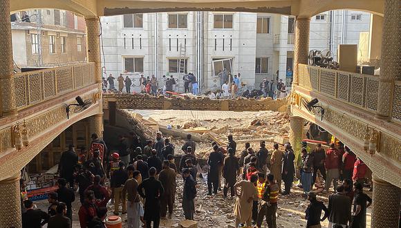 Oficiales de seguridad inspeccionan el sitio de una explosión en una mezquita dentro de la sede de la policía en Peshawar el 30 de enero de 2023. (Foto de Maaz ALI / AFP)