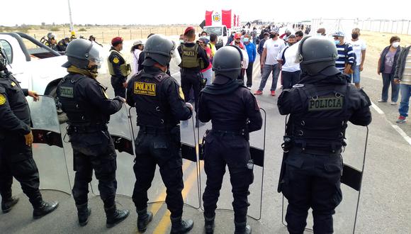 Trabajadores de rubros afectados con el cierre de la frontera se manifestaron en la Panamericana Sur, en la zona de frontera. (Foto: Adrian Apaza)