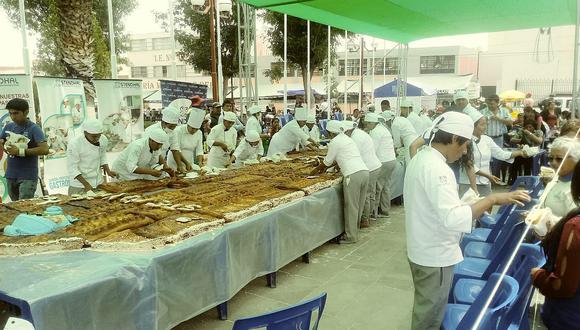 Emprendedores preparan "guagua" de pan de 10 metros