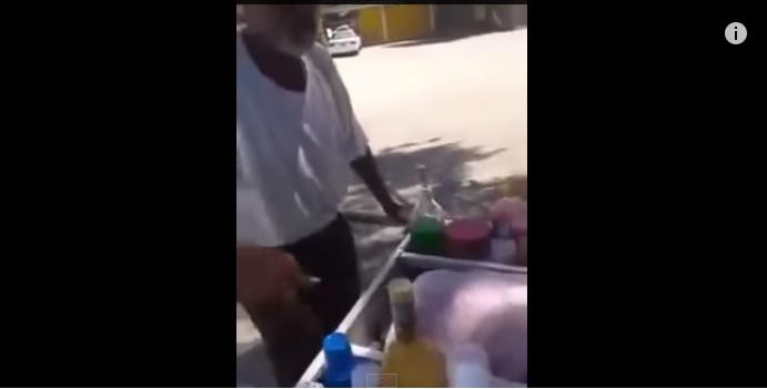México: Indignación por jóvenes que se burlan de vendedor de raspadillas que no puede hablar bien (VIDEO)