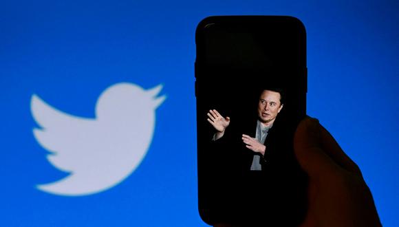 La pantalla de un teléfono muestra una foto de Elon Musk con el logo de Twitter de fondo en Washington, DC.  (Foto de OLIVIER DOULIERY / AFP)