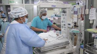 Médicos de Huancayo salvan la vida de un bebé que pesa 760 gramos