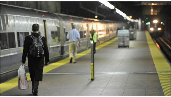 Niña muere atropellada por metro de Nueva York al intentar recuperar su teléfono celular