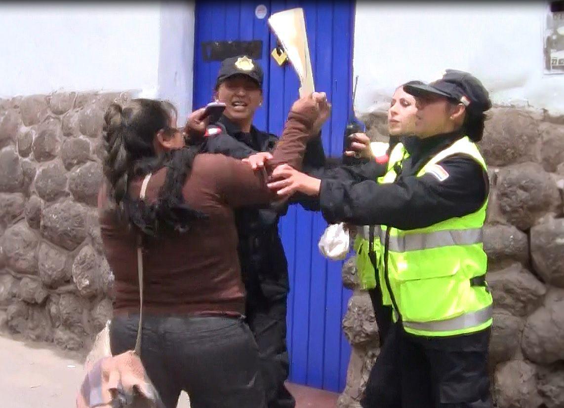 Ambulante agrede a municipal  porque no la dejó ingresar a la Plaza Mayor de Cusco (VÍDEO)