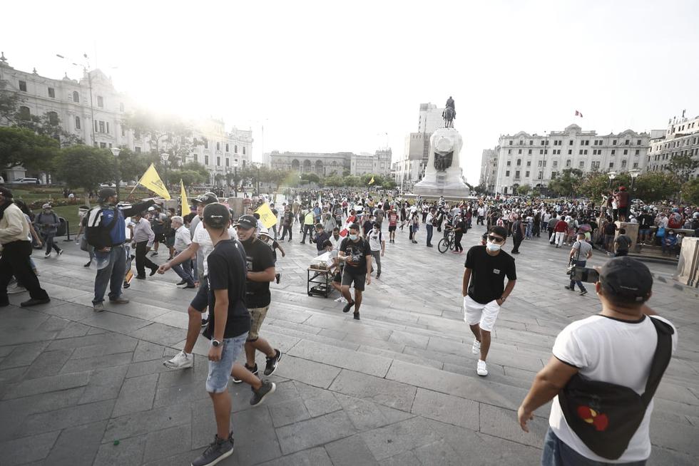 La Plaza San Martín fue el punto de encuentro para el inicio de la marcha que se convocó a través de las redes sociales. (Foto: Cesar Campos / @photo.gec)