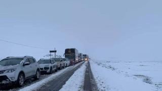 Cientos de vehículos quedaron varados por intensa nevada en Imata