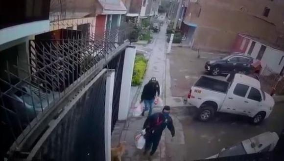Las cámaras de seguridad captaron cada segundo de la llegada y fuga de los delincuentes. En esta imagen cuando se llevan las bolsas con los lingotes de oro. (Captura de video)