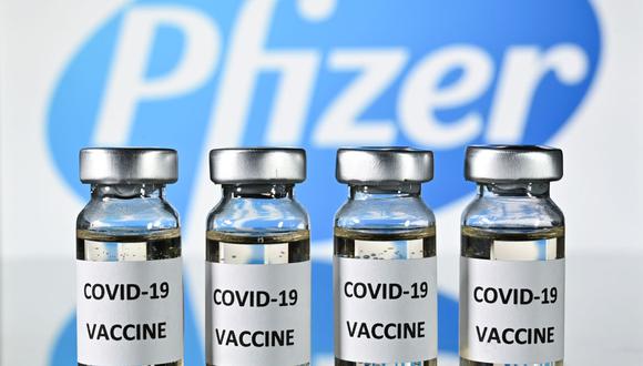 Una imagen ilustrativa muestra viales con adhesivos de la vacuna Covid-19 adheridos, con el logotipo de la compañía farmacéutica estadounidense Pfizer, el 17 de noviembre de 2020. (Foto de JUSTIN TALLIS / AFP).