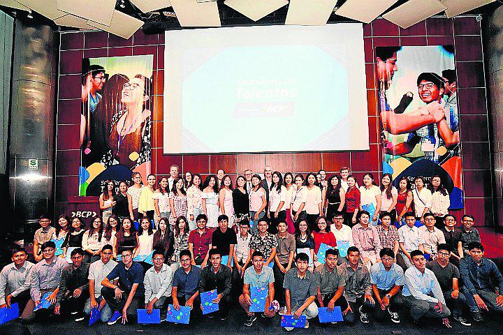 Escolares iqueños cursarán estudios superiores gracias a programa de becas