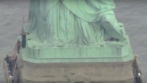 Manifestante anti-Trump escala Estatua de la Libertad EN VIVO 