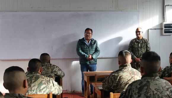 Congresista inspecciona colegio militar que funciona en aulas prefabricadas