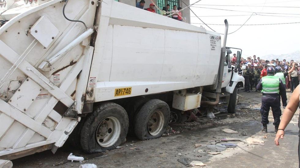 Hombre queda atrapado tras choque de camión de basura contra dos mototaxis y auto