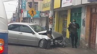 Policía choca auto contra poste y luego abandona a mujer que lo acompañaba