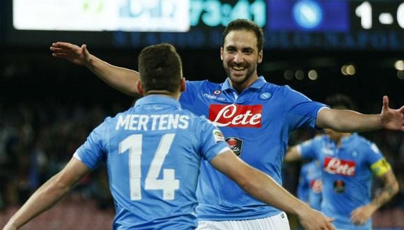 Nápoles aplastó 3-0 al Milan y sueña con la Champions League