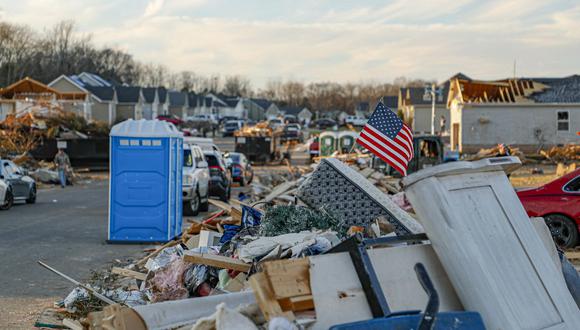 Los miembros de Tennessee Task Force 1 ayudan a buscar a las personas desaparecidas en Bowling Green, Kentucky, el 15 de diciembre de 2021, cinco días después de que los tornados azotaran el área. (Foto de Gunnar Word / AFP)