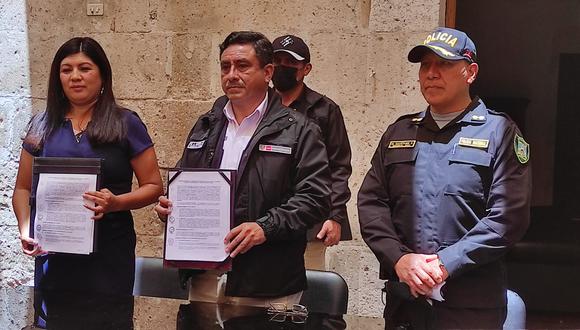 El ministro del Interior, Willy Huerta, y la gobernadora regional en funciones de Arequipa, Kimmerlee Gutiérrez, firmaron un convenio de cooperación interinstitucional. (Foto: GEC)