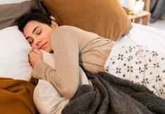 Un experto del sueño revela la peor posición para dormir: “evítalo”