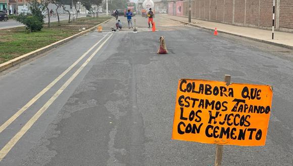 Vecinos se organizan para la reparación de pistas en la principales vías de Trujillo.
