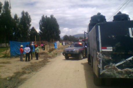 Un policía herido y el parabrisas de patrullero destrozado deja enfrentamiento