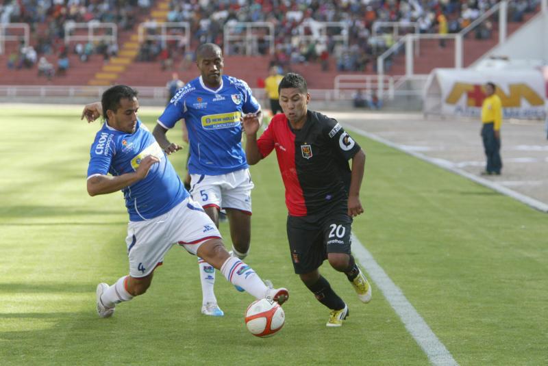 Melgar goleó 3-0 a Unión Comercio y quedó a un tris de la Sudamericana