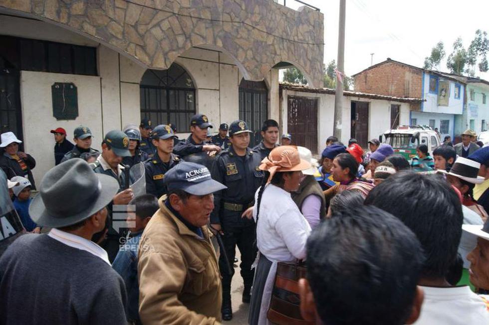 Acolla: Encadenan municipio en rechazo a nuevo alcalde