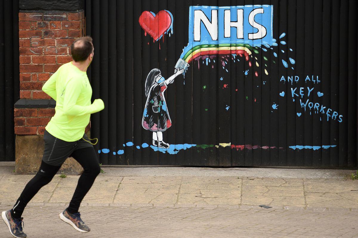 En las puertas de un pub cerrado en Pontefract, se muestra un graffiti que representa el logotipo del Servicio Nacional de Salud de Gran Bretaña (NHS) y un arcoíris, en un torrente de amor y gracias al personal del NHS y a los trabajadores clave involucrados en el tratamiento de pacientes con COVID-19, el norte de Inglaterra (Foto: Oli Scarff / AFP)