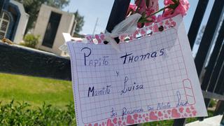 Familias resignadas dejan flores en rejas, por cierre de cementerios en Arequipa