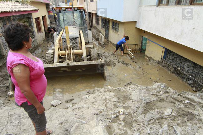 11 distritos incomunicados en provincia de Castilla por deslizamiento de piedras sobre carreteras