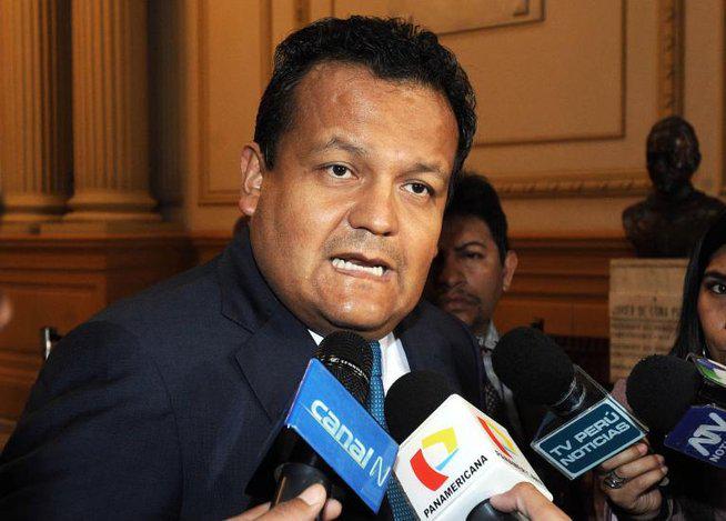 José Urquizo defendió contratación de asesor que favoreció a OIllanta Humala 