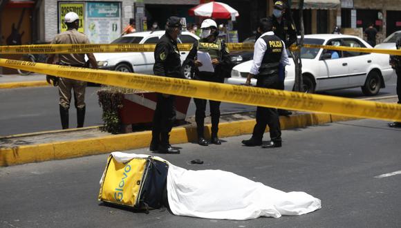 Asesinan a joven que vendía celulares para robarle y policía abate a uno de los delincuentes que usaba mochila de delivery en la Avenida Habich, en San Martín de Porres. (Foto: Diana Marcelo / @photo.gec)