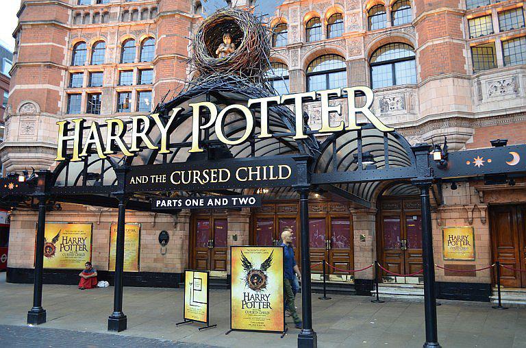 El joven brujo "Harry Potter" presentará obra teatral